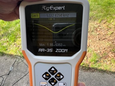 rigexpert antenna analyzer display screen in use