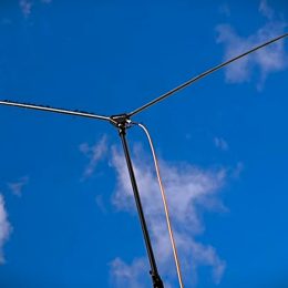 chelegance dipole antenna in the air